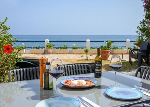 Newly Renovated 2 Bedroom Beachfront House Sitio de Calahonda Exteriér fotografie